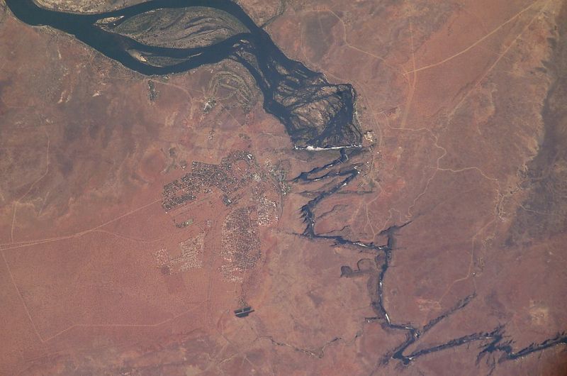 Спутниковое изображение показывающее Водопад Виктория и последующий ряд ущелий