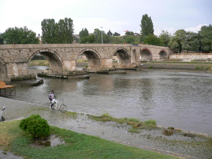 Река Вардар в Скопье