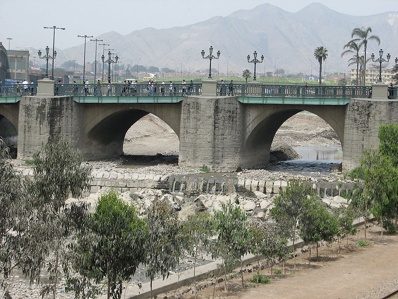 Мост через реку Римак в черте Лимы