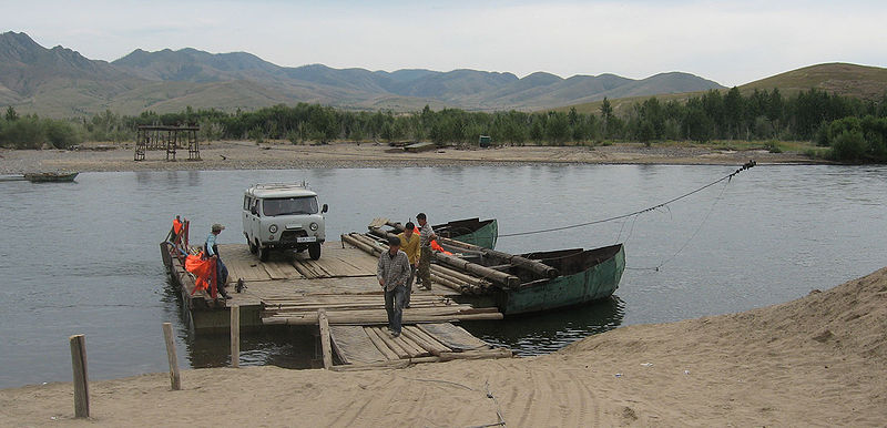 Паромная переправа через реку Селенгу в Монголии