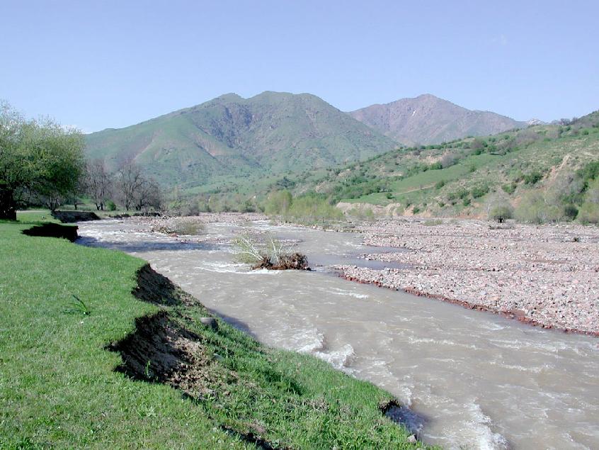 Река Исфара летом