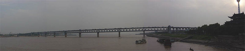 Первый мост в Ухане, вид вниз по течению