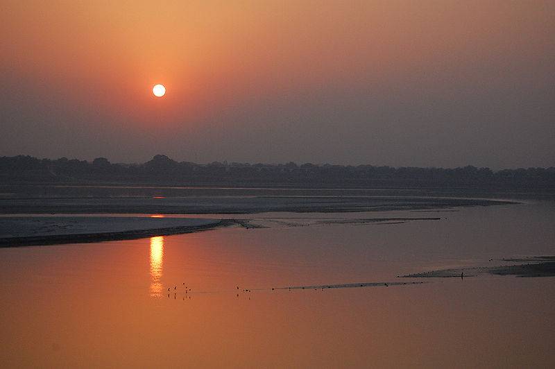 Закат на реке Ганге рядом с городом Аллахабад